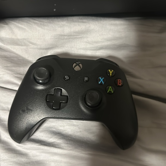 Everything works brand new only had it for three months comes with hdmi and pc. - Picture 3 of 3